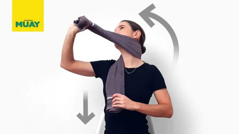 Stretching rotazione del collo con asciugamano efficace